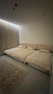 3 BedRooms Apartment&Outdoor Space next to Airport - شقة بصالة وثلاث غرف نوم بجلسة خارجيه بجانب المطار - 1