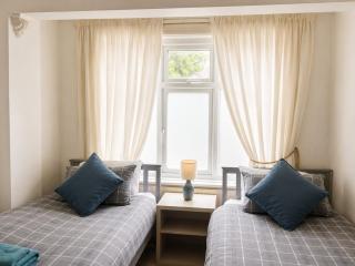 Pretty Seaside Apartment with Garden and Parking & Sofa Bed Sleeps 5 - 1