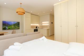 Palm Coastal White Studio - Happy Rentals - 7
