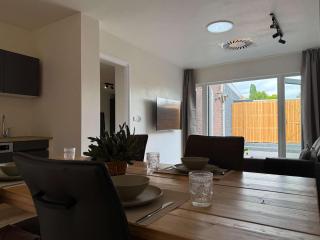Modern 1BR Apt Near Station - 7