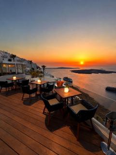Sun Rocks Boutique Hotel - Caldera View Suites & Sunset Dining Experience - 4