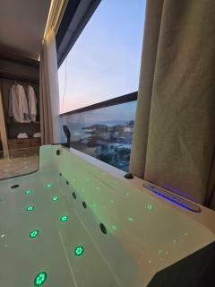 Rooftop panoramic jacuzzi room - 5