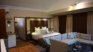 LUXURY EN-SUITE ROOM WITH LOUNGE @ 4 STAR GUEST HOUSE - 5