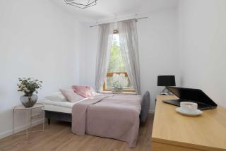 Comfortable Apartment with a Balcony Near the Airport by Noclegi Renters - 9