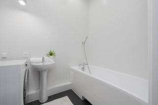 Comfortable Apartment with a Balcony Near the Airport by Noclegi Renters - 5