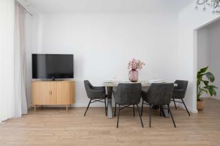 Comfortable Apartment with a Balcony Near the Airport by Noclegi Renters - 4