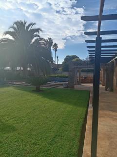 Luxurious 4-Bedroom House Rental with Pool Access in Ngaka Modiri Molema - 9
