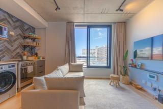 Central and Modern 1 Bedroom Apartment in Sea Point - 0