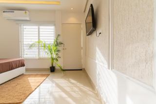 Avenaa Lake View Suite Kolar Road Bhopal - 1