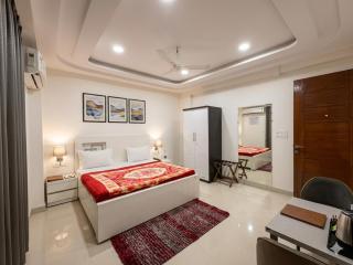 Hotel Capital Home & Apartment Rooms Near Maxx Hospital - 2