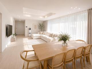 Spacious Private 4 Bedroom Home in Central Hongdae , 8minute walk to Hongik university station - 1