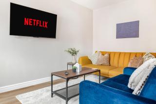 Stylish New 4BR Home-Free Parking-Sleeps 8 - 8