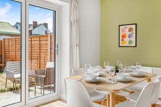 Stylish New 4BR Home-Free Parking-Sleeps 8 - 4