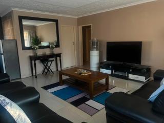 Morden Cottage, Solar, Borehole, Wi-Fi and Pool - 6