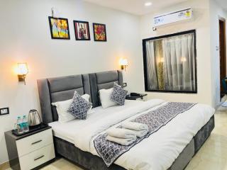 Hotel Grand Plaza - Gate No 3 Dlf Chattarpur Farms - 4