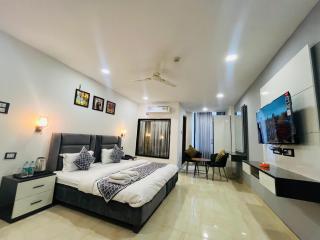 Hotel Grand Plaza - Gate No 3 Dlf Chattarpur Farms - 0