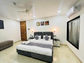 Hotel Grand Plaza - Gate No 3 Dlf Chattarpur Farms - 2