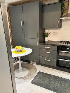 Juniper - A Spacious Four-Bedroom Retreat - 8