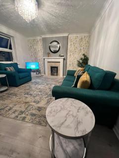 Juniper - A Spacious Four-Bedroom Retreat - 6