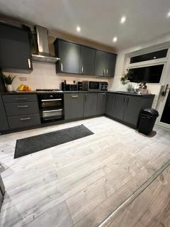 Juniper - A Spacious Four-Bedroom Retreat - 5
