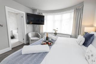 Sarnia Retreat by Grandeur Property - 6
