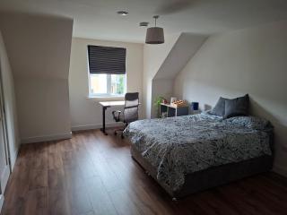 Spacious ensuite bedroom - 0