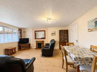 Seaside Holiday Cottage By The Beach In Beautiful Hemsby, Norfolk Ref 99006J - Hemsby - 8