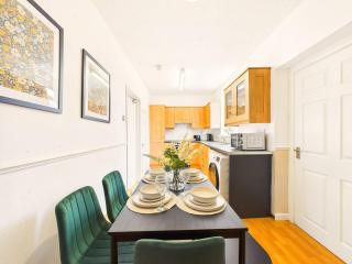 NEW Spacious Middlesbrough Home By Signature Stays - FREE Parking - 2
