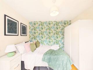 NEW Spacious Middlesbrough Home By Signature Stays - FREE Parking - 1