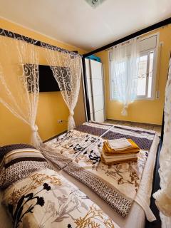 Sea View - Parking - 65 inch TV - 2 min to beach - 5