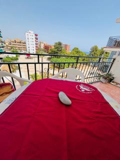 Sea View - Parking - 65 inch TV - 2 min to beach - 9