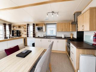 Modern 6 Berth Caravan With Full Decking At Kessingland Beach Ref 90010Td - 3