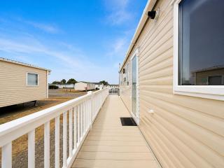 Modern 6 Berth Caravan With Full Decking At Kessingland Beach Ref 90010Td - 6