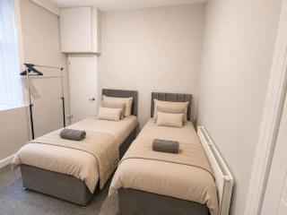 4 Bed Modernised, Free Parking, Near City Centre - 6
