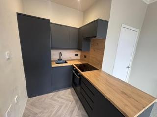 4 Bed Modernised, Free Parking, Near City Centre - 5