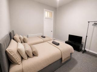 4 Bed Modernised, Free Parking, Near City Centre - 2