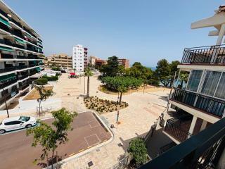 Sea View - Parking - 65 inch TV - 2 min to beach - 2