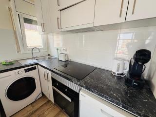 Sea View - Parking - 65 inch TV - 2 min to beach - 4