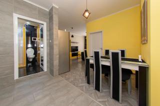 Black and Yellow apartment - 6