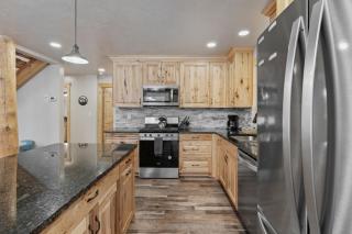 Grandpas Cabin - Sleeps 22, Near Yellowstone, Hot Tub, Family Friendly - 5