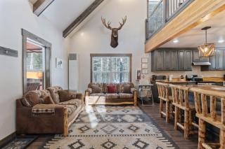 Moosefire Cabin - 35 min to Yellowstone, Hot Tub, Fire Pit and Grill - 2