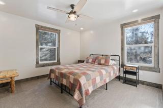 Moosefire Cabin - 35 min to Yellowstone, Hot Tub, Fire Pit and Grill - 1
