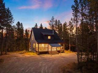 Moosefire Cabin - 35 min to Yellowstone, Hot Tub, Fire Pit and Grill - 0