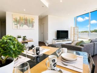 Modern 2 Bedroom 2 Bath Retreat with Free Parking and Gym - 9