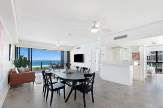 3-Bedroom Ocean View Apartment with 2 Parking Spaces - 4