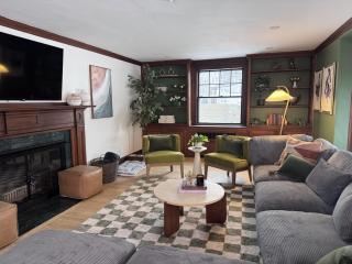 Cozy Colonial Home Hot tub, Game Room ,Home Theatre,Karaoke - 5