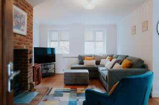 Perfect Booking 3 Bed Home with Beautiful Garden - 8