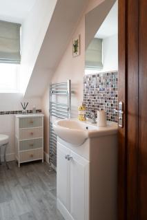 Perfect Booking 3 Bed Home with Beautiful Garden - 4