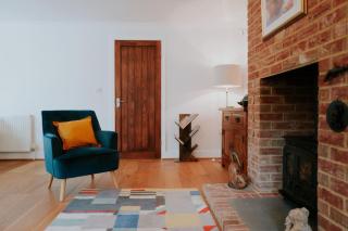 Perfect Booking 3 Bed Home with Beautiful Garden - 2