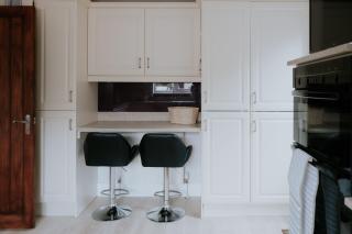 Perfect Booking 3 Bed Home with Beautiful Garden - 1